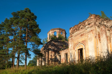 Naklejka premium The destroyed Church of the Blessed Virgin (1825-1836) in the village of Korotsko. Russia, Novgorod region
