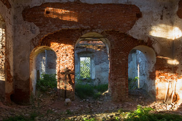 Fototapeta premium The destroyed Church of the Blessed Virgin (1825-1836) in the village of Korotsko. Russia, Novgorod region