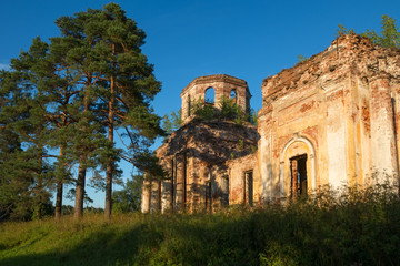 Fototapeta premium The destroyed Church of the Blessed Virgin (1825-1836) in the village of Korotsko. Russia, Novgorod region
