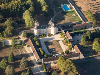 vue aérienne du château de Marçay dans la Vienne en France