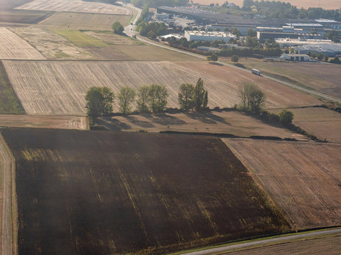 vue aérienne de champs pendant la sècheresse près de Loudun dans la Vienne en France