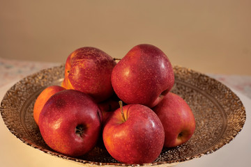 Soczyste i smaczne jabłka na stole