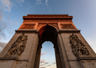 Fototapeta na wymiar Arc de Triomphe Paris Frankreich Triumpfbogen Wahrzeichen Abendlicht Champs-Elysées