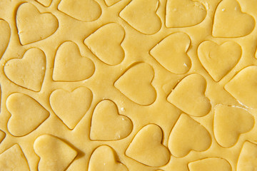 angestochene Herzen im Grundteig für Weihnachts Plätzchen in der Adventszeit