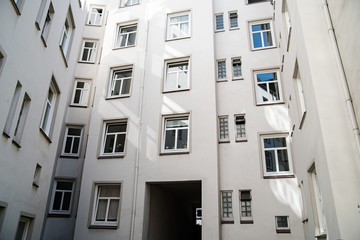 HInterhof mit vielen Fenstern