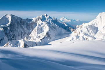 Schneebedeckte Wanderung am Gipfel des Nanga Parbat