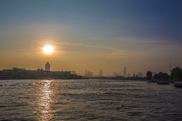 Naklejka premium Sonnenaufgang mit Stadt und Meer