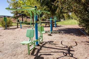 máquinas de ejercicios para la tercera edad y personas mayores en un parque al aire libre exterior