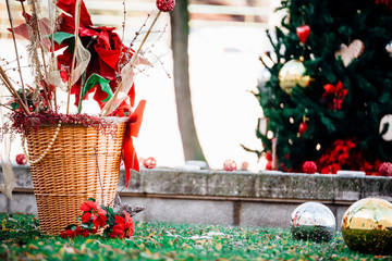 bolas y regalos de decoración de Navidad al aire libre en un parque