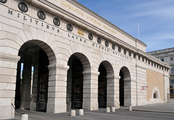 Fototapeta premium Burgtor gate, the ancient outer castle gate and arches in Heldenplatz, Vienna, Austria