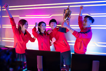 pro cybersport gamers get trophy © ryanking999