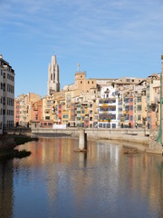 Gérone ville d'espagne et de soleil avec clocher