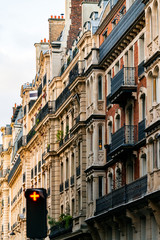 Fototapeta na wymiar Paris Stadthäuser Fassade Balkone Backstein Frankreich Metrople 17. Arrondissement 