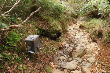 早池峰山　山頂への道　熊避けの空き缶