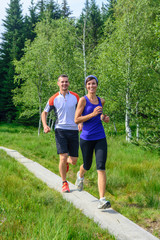 Junges Paar beim Fitness-Training im Grünen