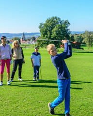Golfer beim Spiel an einem sonnigen Tag