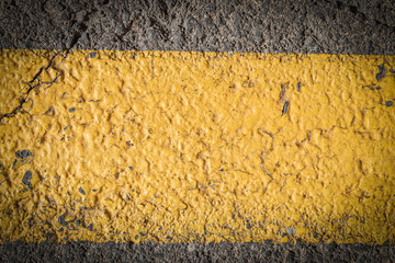 primer plano de una raya amarilla de una carretera