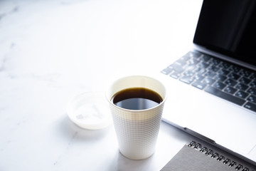 コーヒー、パソコン、仕事、在宅、ビジネス