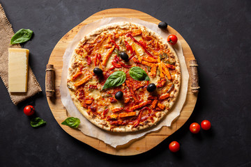 chicken tomato pepper pizza with olives and basil, top-view