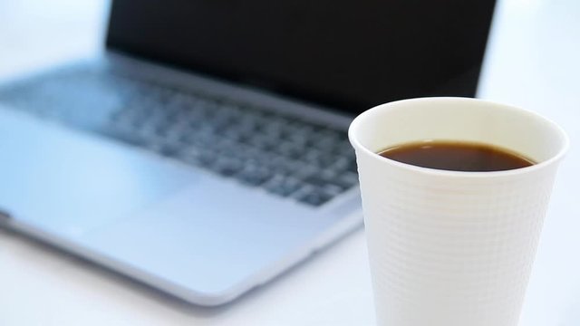 コーヒーを飲みながらノートパソコンで作業。ビジネスや仕事。在宅ワーク・テレワークや副業など。