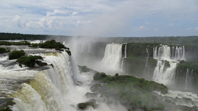 Amérique du Sud, Les chutes d'Iguassu (Iguazú en espagnol ou Iguaçu en portugais) entre l'Argentine et le Brésil © Giban