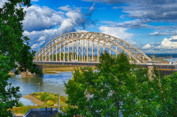 Blick auf die Brücke über den Fluss Waal in Nijmegen
