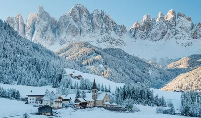 Foto op Plexiglas Dolomieten Het kleine dorp in de bergen van de Dolomieten in de winter.