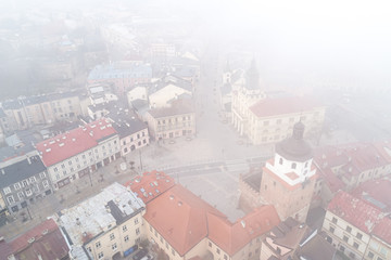 Lublin - miasto we mgle. Zamglony Lublin z bramą Krakowską i Ratuszem widziane z lotu ptaka.