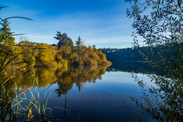 Reflejos en el embalse de Los Peñascales, Las Rozas, Madrid, España