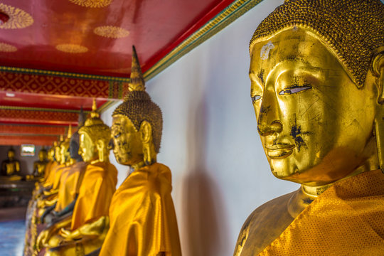 Goldene Statuen in einem Tempel