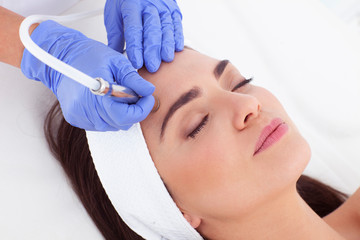 Woman in a beauty saloon making a facial treatment.