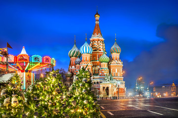Fototapeta na wymiar Собор Василия Блаженного и карусель St. Basil's Cathedral and Christmas trees