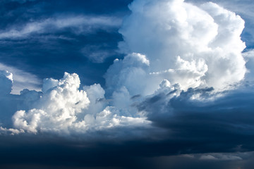 Obraz premium The clouds gather and the blue sky during the rainy season in Thailand.