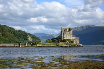 Fototapeta na wymiar castle on the scotland coast