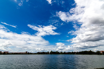 Obraz premium The clouds reflect the water surface during the rainy season in Thailand.