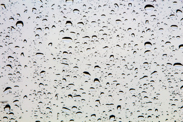 Water droplets and the color of raindrops in the rainy season