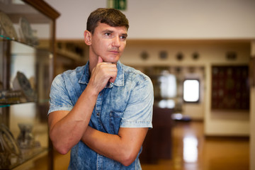 Obraz premium Man visiting exposition of historical museum