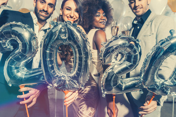 Gruppe von Party Leuten feiert das Jahr 2020 an Silvester - obrazy, fototapety, plakaty