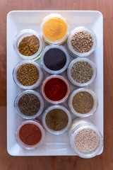 器に入った多数のスパイス