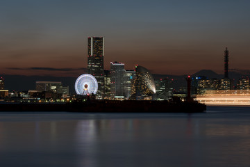 横浜の夜景と遊覧船の光跡