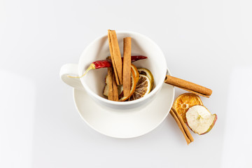 Filiżanka i suszone owoce na jasnym tle