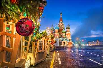 Новогодний шар и Собор Василия Блаженного Christmas ball and St. Basil's Cathedral