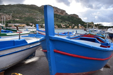 Fototapeta na wymiar barca da pesca tradizionale in legno della sicilia. Palermo località Sferracavallo