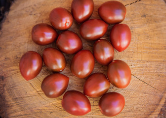 Tomates cherry jugosos sobre una tabla de madera.