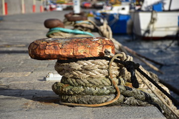 Grosse cime annodate sulla bitta di ormeggio per navi e pescherecci