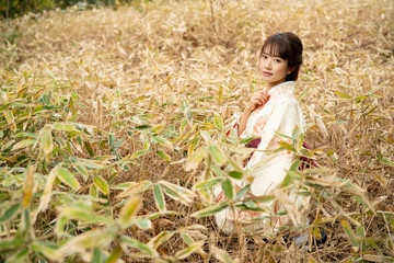 笹と着物の女性	