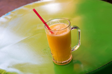 Orangensaft mit Strohalm