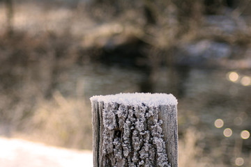 Schneeschicht auf Zaunpfahl