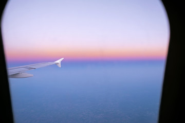 Naklejka na ściany i meble Sonnenuntergang aus dem Flugzeug