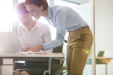 Obraz premium Businesswoman helping colleague in office